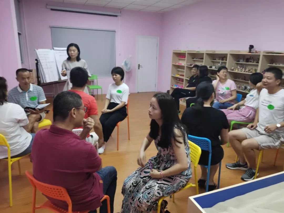 《智慧父母学堂》 赋能家长，成就孩子——家庭教育父母沙龙课堂的实践与价值